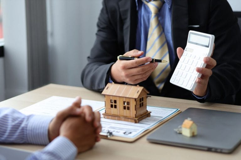 Mortgage-broker explaining the mortgage products and benefits.